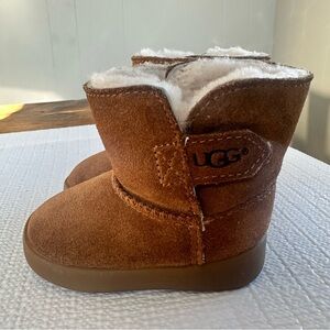 Baby UGG size 2/3